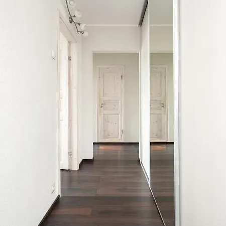 Convenient Close To Airport And Old Town דירה *