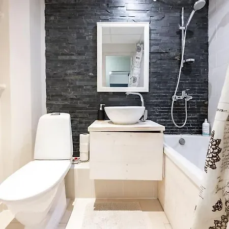 Convenient Close To Airport And Old Town דירה