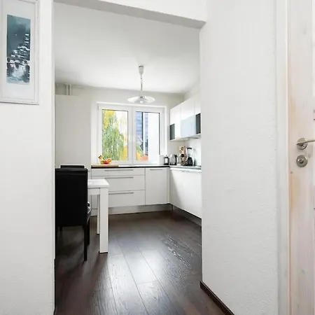 Convenient Close To Airport And Old Town דירה